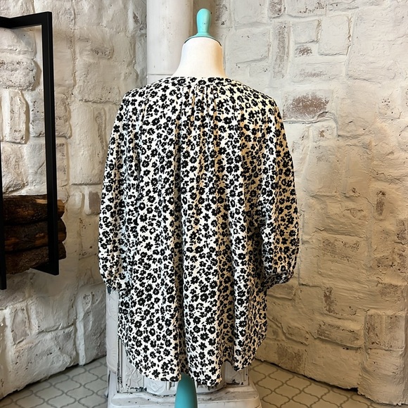 Hayden | Black&White Floral Button Up Blouse - Picture 8 of 9